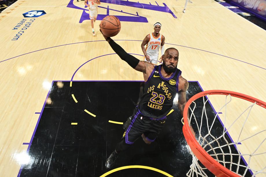 PG模拟器-詹姆斯31+9+10东契奇27+12 湖人大胜老鹰结束三连败